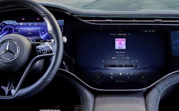 В добрите старите дни на радиото работата на пътника беше да поддържа музиката. В наши дни със всевъзможните джаджи и контроли че това е изборът на водача.
Все пак той трябва да върти волана и да не се разсейва, ако изведнъж от колоните гръмне новото парче на Джордано. Разбира се, пътниците на задната седалка винаги могат да включат телефоните си в портовете за зареждане, да използват слушалки и да пуснат собствените си листи.
